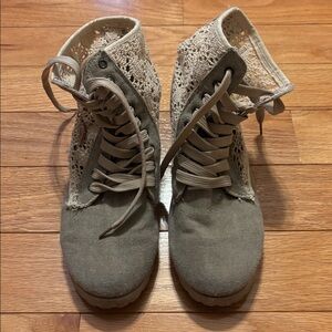 Size 8 Tan Lace Boots